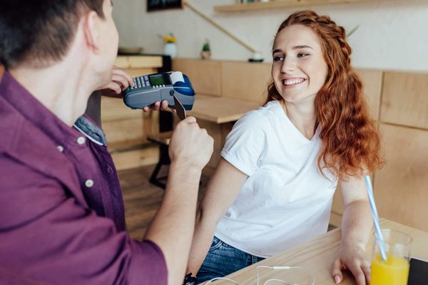 Les meilleures cartes bancaires pour les jeunes utilisateurs : choisissez l'option idéale